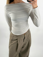 Modelbillede af cremefarvet MILLE bluse. Set forfra. Fra BySofieSønderby