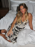 Stemningsbillede af pige i MILLY kjole med ko-print. Fra BySofieSønderby