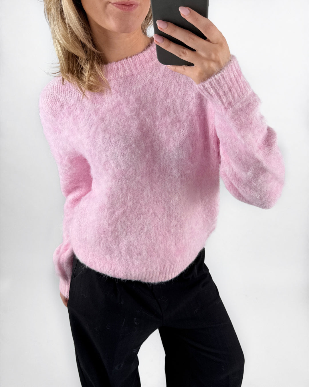 Modelfoto af pige med lyserød MILLY strikbluse, samt sorte ELLIS bukser. Set forfra. Alt er fra BySofieSønderby