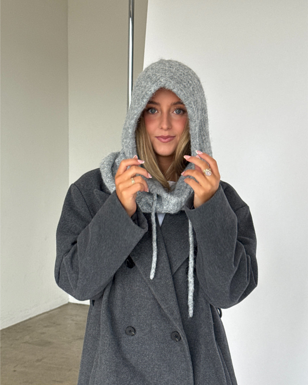 Modelbillede af MILU balaclava i grå. Fra BySofieSønderby
