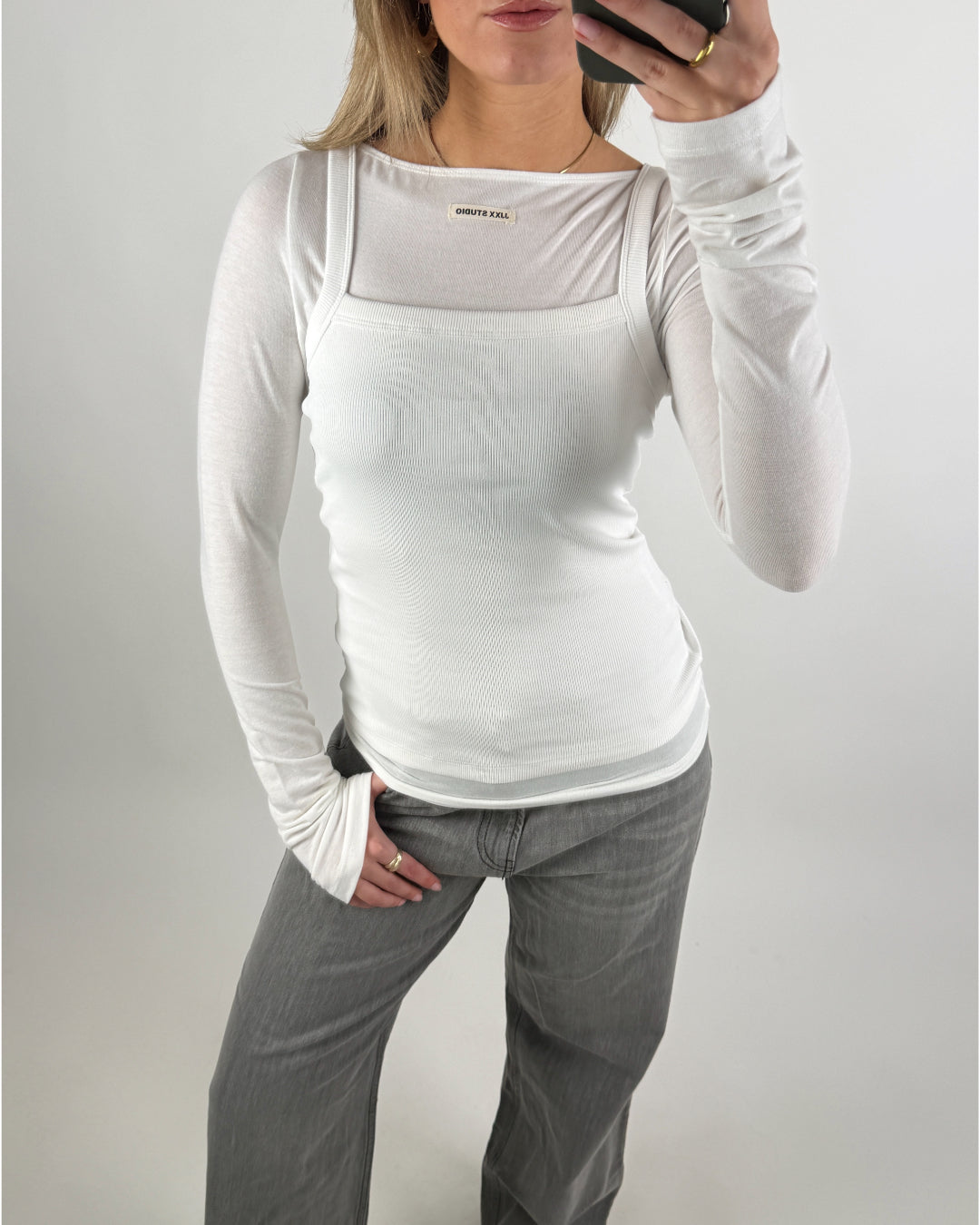 Modelbillede af hvid MINA boatneck bluse. Set forfra. Fra BySofieSønderby
