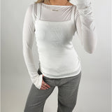 Modelbillede af hvid MINA boatneck bluse. Set forfra. Fra BySofieSønderby