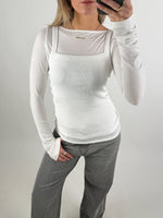 Modelbillede af hvid MINA boatneck bluse. Set forfra. Fra BySofieSønderby