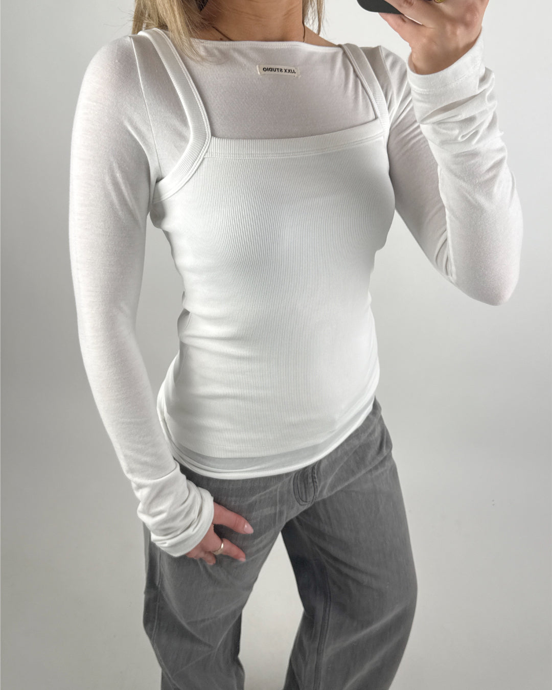 Modelbillede af hvid MINA boatneck bluse. Set forfra. Fra BySofieSønderby