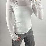 Modelbillede af hvid MINA boatneck bluse. Set forfra. Fra BySofieSønderby