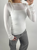 Modelbillede af hvid MINA boatneck bluse. Set forfra. Fra BySofieSønderby