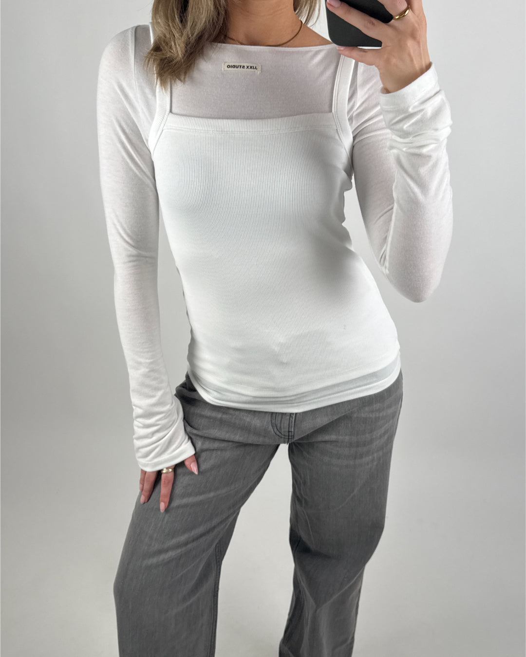 Modelbillede af hvid MINA boatneck bluse. Set forfra. Fra BySofieSønderby
