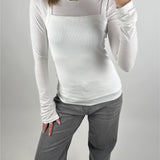 Modelbillede af hvid MINA boatneck bluse. Set forfra. Fra BySofieSønderby