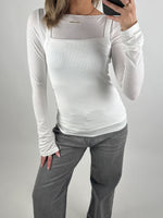 Modelbillede af hvid MINA boatneck bluse. Set forfra. Fra BySofieSønderby