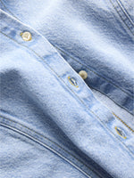 Detaljebillede af lyseblå MINA denim skjorte. Fra BySofieSønderby
