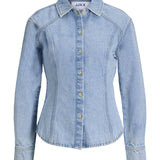 Produktbillede af lyseblå MINA denim skjorte. Set forfra. Fra BySofieSønderby