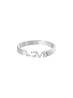 En sølvring med ordet "LOVE" indgraveret foran, vist mod en hvid baggrund.