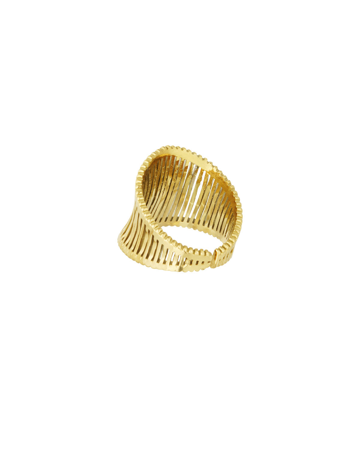 En guldarmbånd med et snoet, åbent design, ligger på en hvid baggrund. Armbåndet har en bred struktur med parallelle stænger, der giver en let og elegant udstråling.