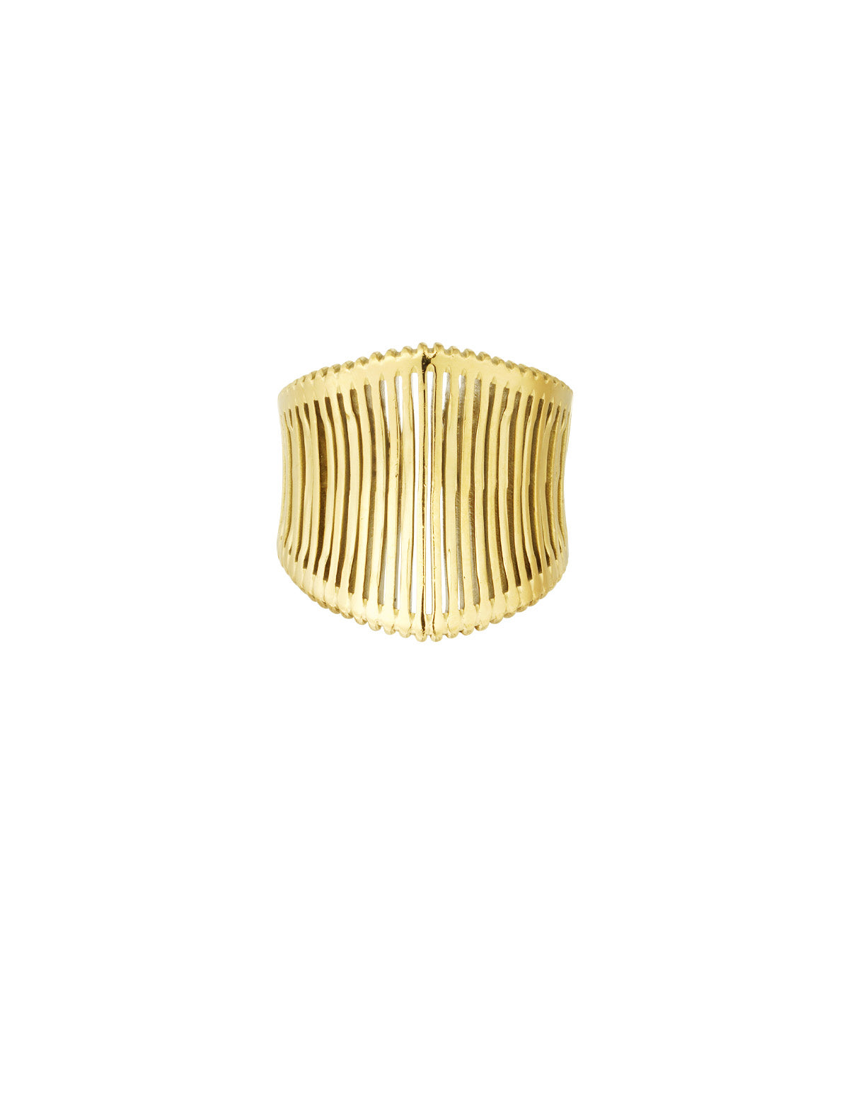 Guldfarvet armbånd med lodrette lameller, arrangeret symmetrisk. Armbåndet er placeret mod en hvid baggrund, hvilket fremhæver dets glans og detaljerede design.