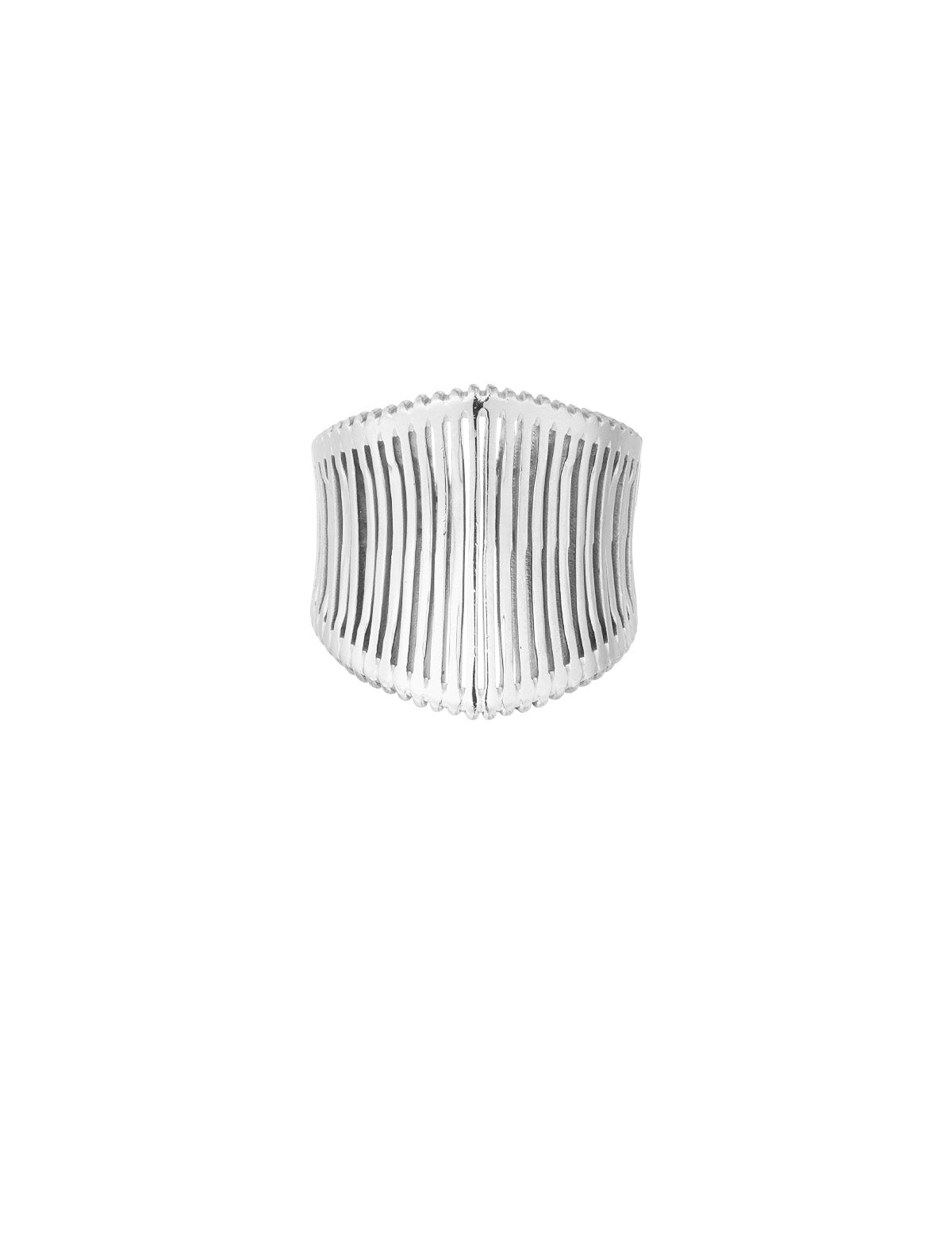 Armbåndet hviler i en neutral hvid baggrund. Det har et skulpturelt design med lodrette linjer, der skaber et ribbet udseende, og er buet for at passe rundt om håndleddet.