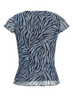 Bluse med zebra-lignende mønster i sort og lyseblå farver, kortærmet og let gennemsigtig. Baggrunden er neutral hvid.