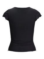 Sort T-shirt hænger ubrugt, placeret mod en hvid baggrund, med korte ærmer og en tæt pasform.