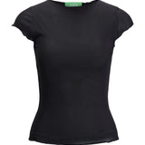 Sort bluse hænger stille mod en hvid baggrund. Den har korte ærmer og en slim fit pasform. En etikette med teksten "JJXX" ses ved halsudskæringen.