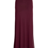 Lang bordeaux nederdel hænger stille mod en hvid baggrund, fremviser elegant, flydende stof, der falder lige ned og bølger let ved kanten, uden yderligere udsmykning eller tekst.