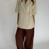 Modelbillede af MINNIE oversized kortærmet blazer, beige. Fra BySofieSønderby