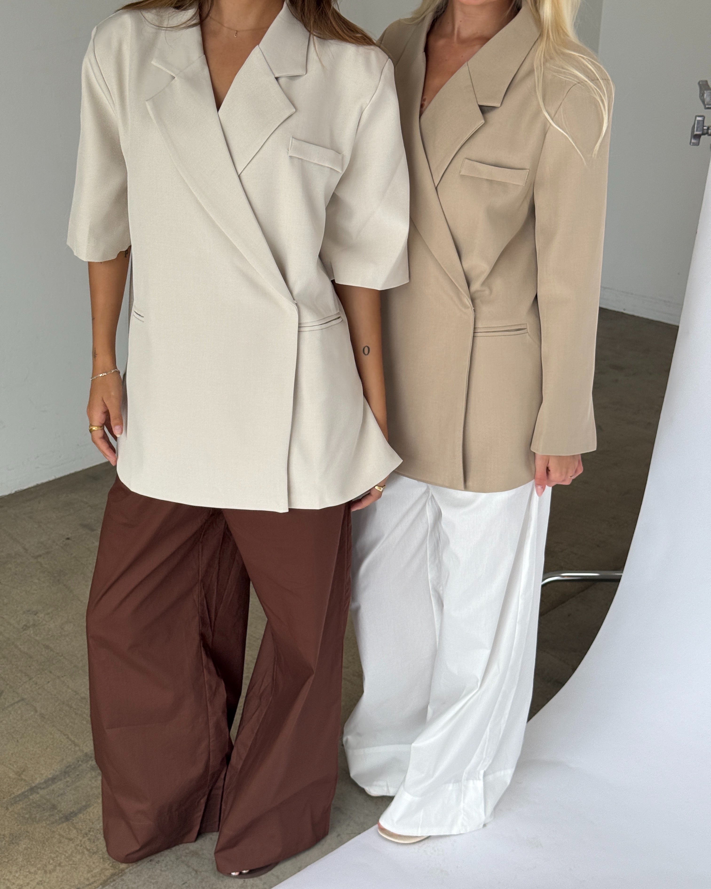 Modelbillede af MINNIE oversized kortærmet blazer, creme. Fra BySofieSønderby