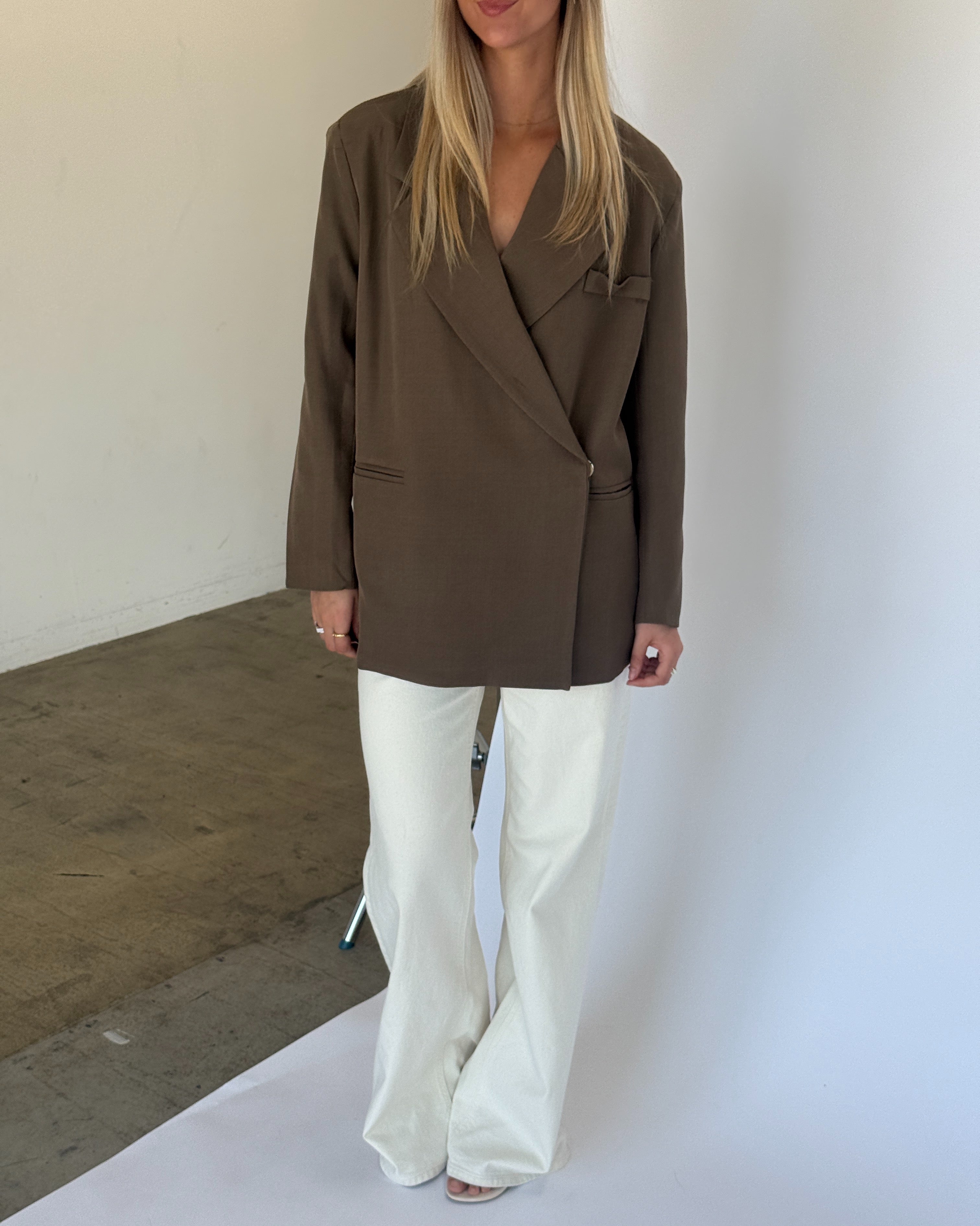 Modelbillede af brun MIRABEL blazer. Fra BySofieSønderby