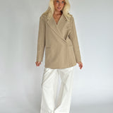 Modelbillede af MIRABEL oversized blazer, beige. Fra BySofieSønderby