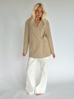 Modelbillede af MIRABEL oversized blazer, beige. Fra BySofieSønderby