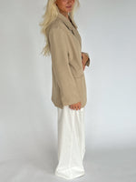 Modelbillede af MIRABEL oversized blazer, beige. Fra BySofieSønderby