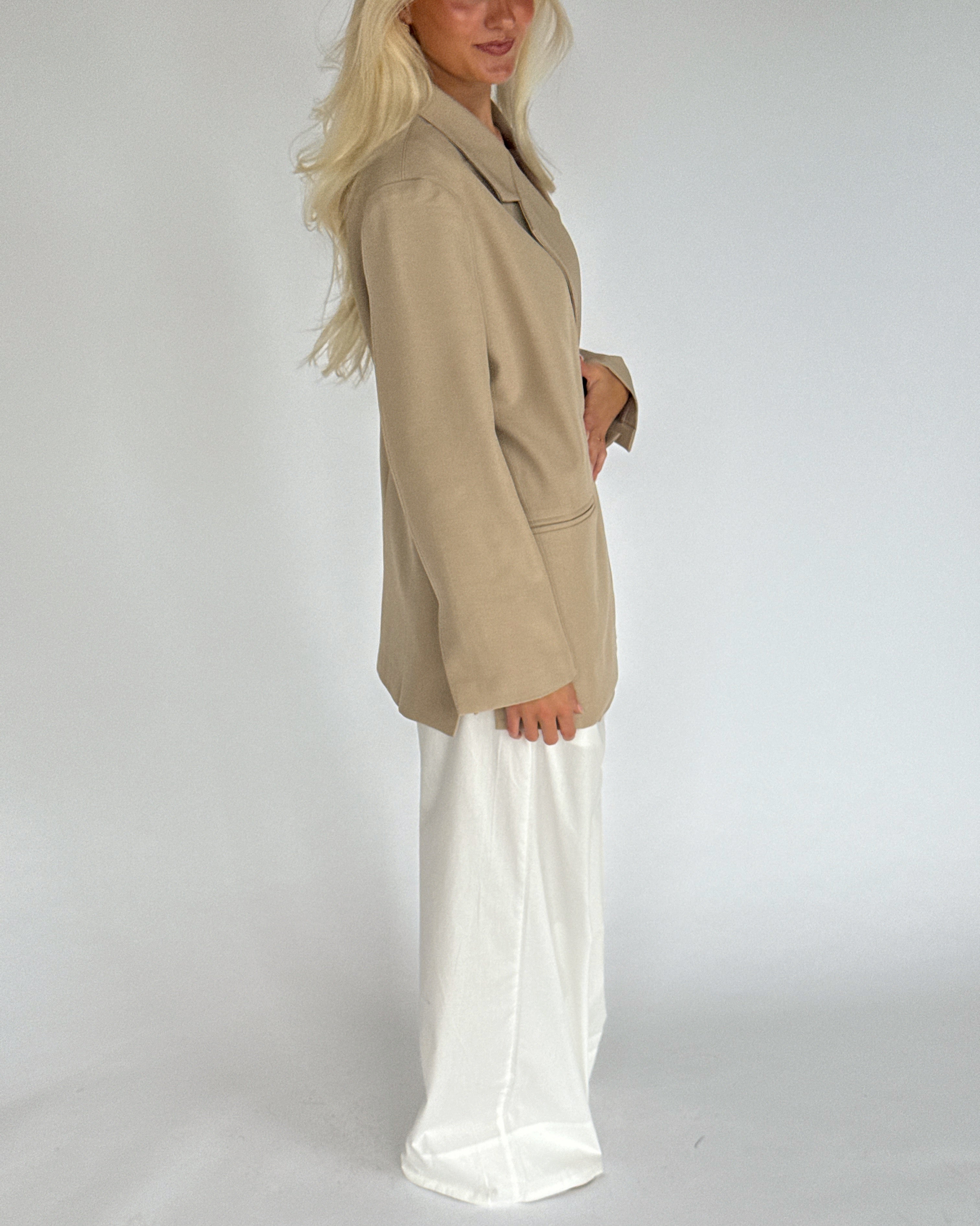 Modelbillede af MIRABEL oversized blazer, beige. Fra BySofieSønderby