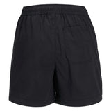 Sort shorts vises bagfra med elastisk talje og en lomme på højre side. Shortsene er præsenteret mod en hvid baggrund.