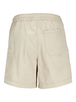 Shorts i beige stof med elastiklinning; har en enkelt baglomme. Baggrunden er hvid og neutral, hvilket fremhæver shortsens design og farve.
