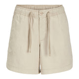 Beige shorts med elastisk talje og snørebånd foran, liggende isoleret mod en hvid baggrund.