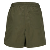 Grønne shorts med elastisk talje ses bagfra, en enkelt baglomme synlig. Simpelt design uden synligt logo eller mønster, hvilket giver et afslappet og funktionelt udseende.
