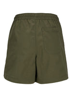 Grønne shorts med elastisk talje ses bagfra, en enkelt baglomme synlig. Simpelt design uden synligt logo eller mønster, hvilket giver et afslappet og funktionelt udseende.