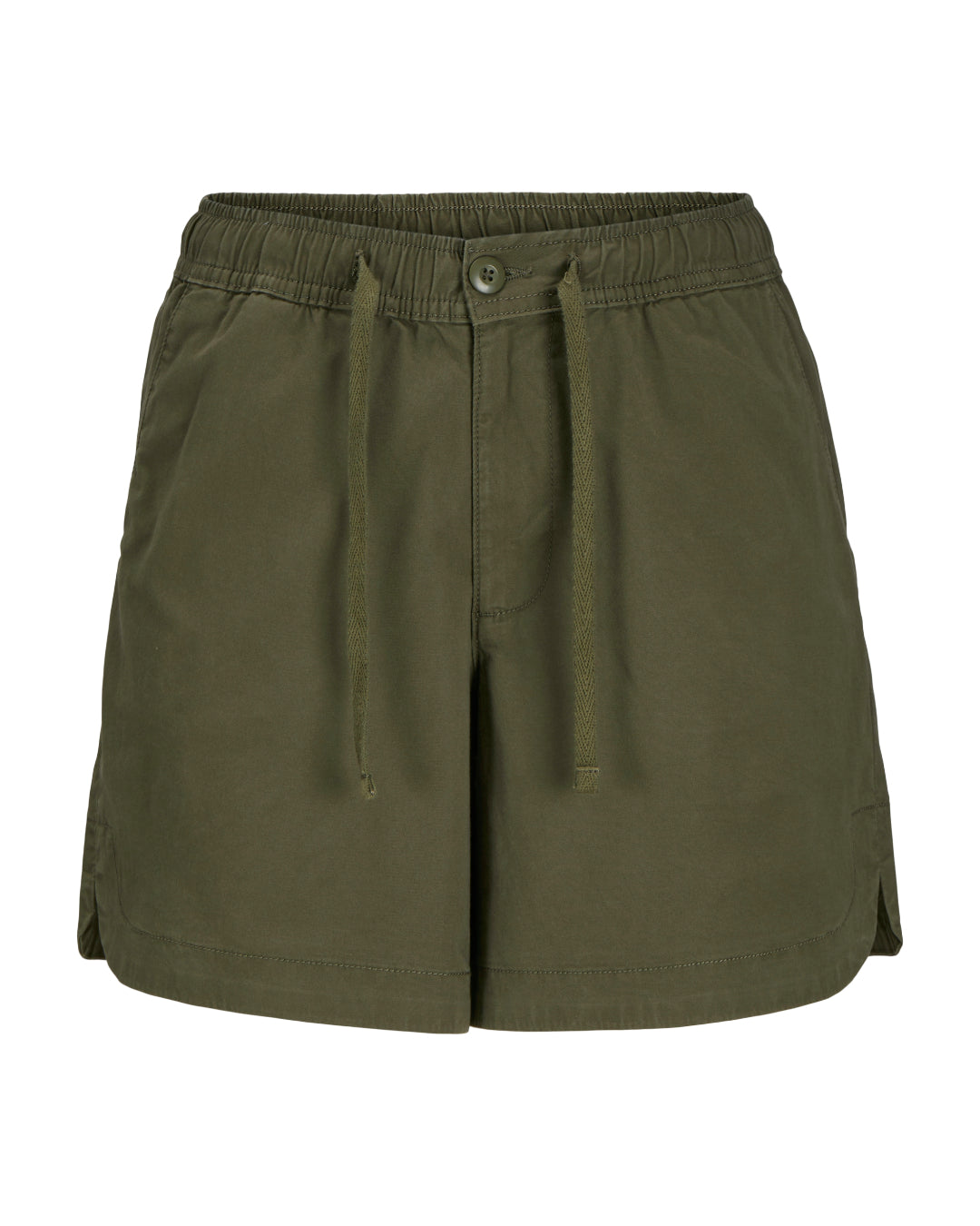 Grønne shorts ligger fladt på en hvid baggrund, med et elastisk taljebånd og snøre, belægger syningen. To forlommer og en knap giver et afslappet udseende.
