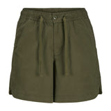 Grønne shorts ligger fladt på en hvid baggrund, med et elastisk taljebånd og snøre, belægger syningen. To forlommer og en knap giver et afslappet udseende.