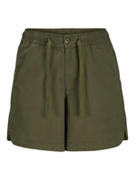 Grønne shorts ligger fladt på en hvid baggrund, med et elastisk taljebånd og snøre, belægger syningen. To forlommer og en knap giver et afslappet udseende.