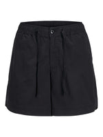 Sort par shorts med elastik i livet og snorelukning, placeret isoleret mod en hvid baggrund, uden yderligere kontekst eller tekst.