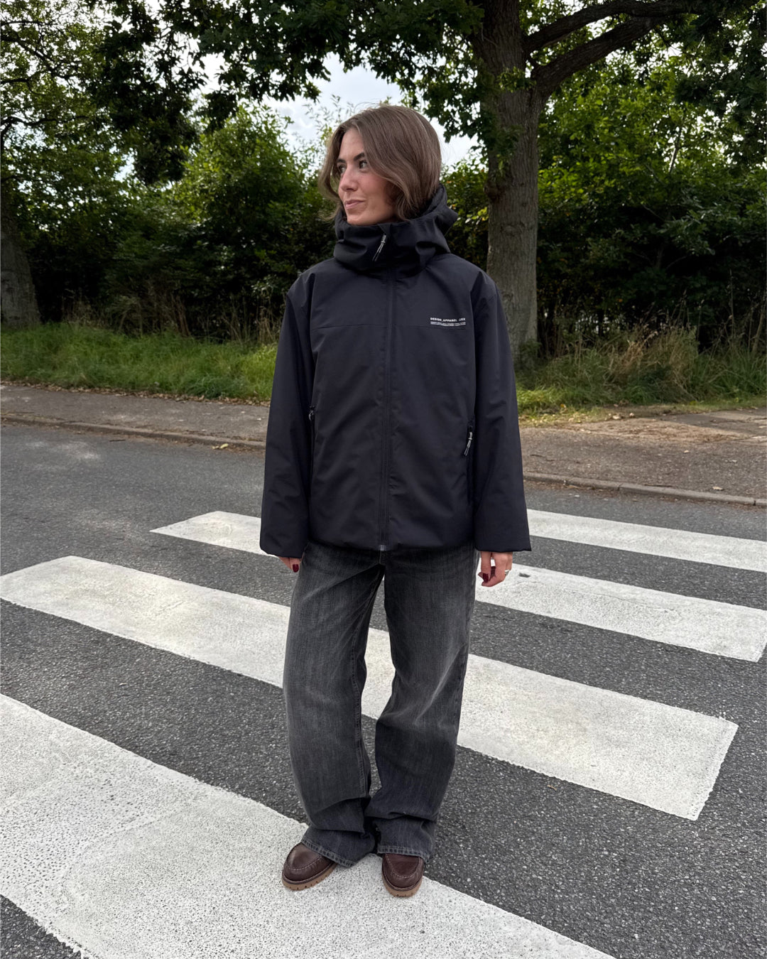 Modelfoto af pige i en sort Moon jakke og grå Nanna jeans. Alt er fra BySofieSønderby