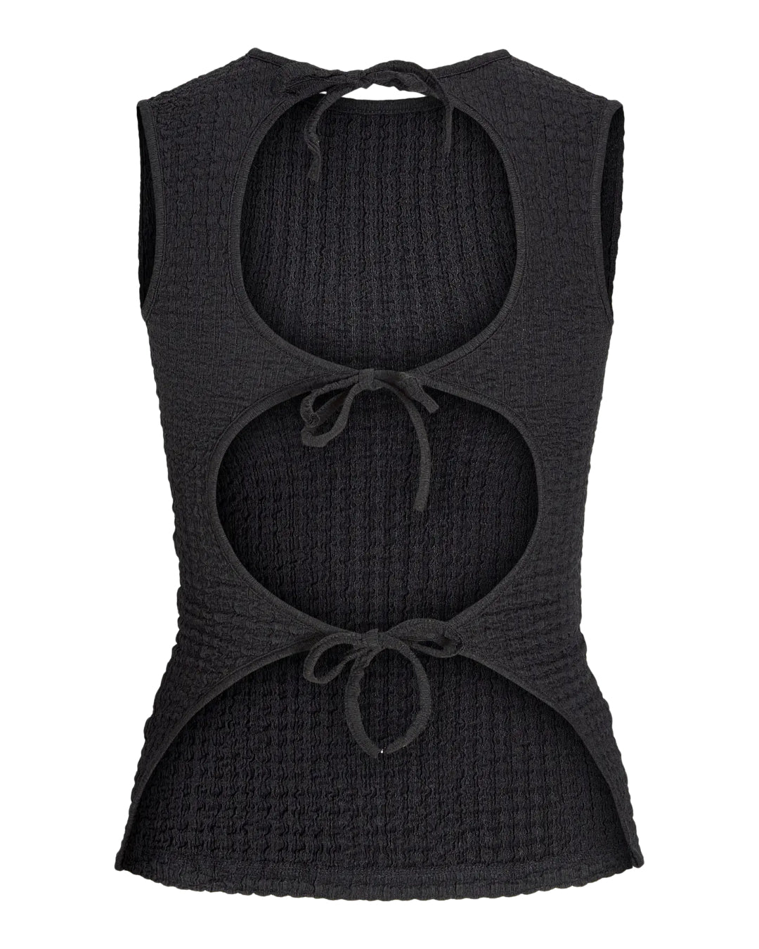 En sort, ærmeløs top med tre runde udskæringer foran, hver bundet med en snor. Stoffet har en let tekstur, formgivet til afslappet brug.