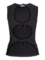 En sort, ærmeløs top med tre runde udskæringer foran, hver bundet med en snor. Stoffet har en let tekstur, formgivet til afslappet brug.
