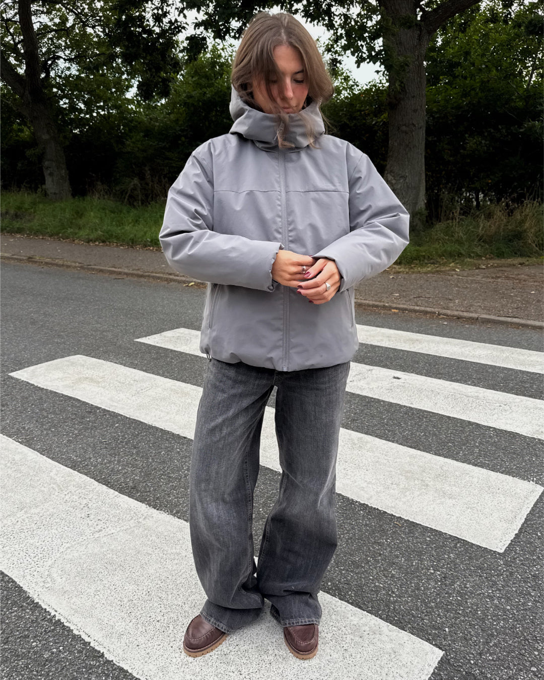 Modelfoto af pige i en grå Moon jakke og grå Nanna jeans. Alt er fra BySofieSønderby