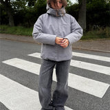 Modelfoto af pige i en grå Moon jakke og grå Nanna jeans. Alt er fra BySofieSønderby