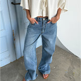 Modelfoto af pige der bærer blå Nanna jeans og beige Breeze top. Alt fra BySofieSønderby