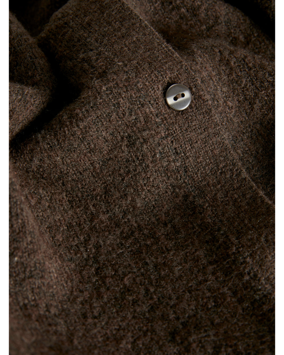 Detaljebillede af brun NATALIE strik cardigan. Fra BySofieSønderby