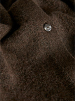 Detaljebillede af brun NATALIE strik cardigan. Fra BySofieSønderby