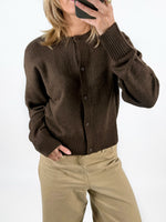 Modelfoto af pige med brun NATALIE strik cardigan, samt beige TOKYO jeans. Set forfra. Alt er fra BySofieSønderby