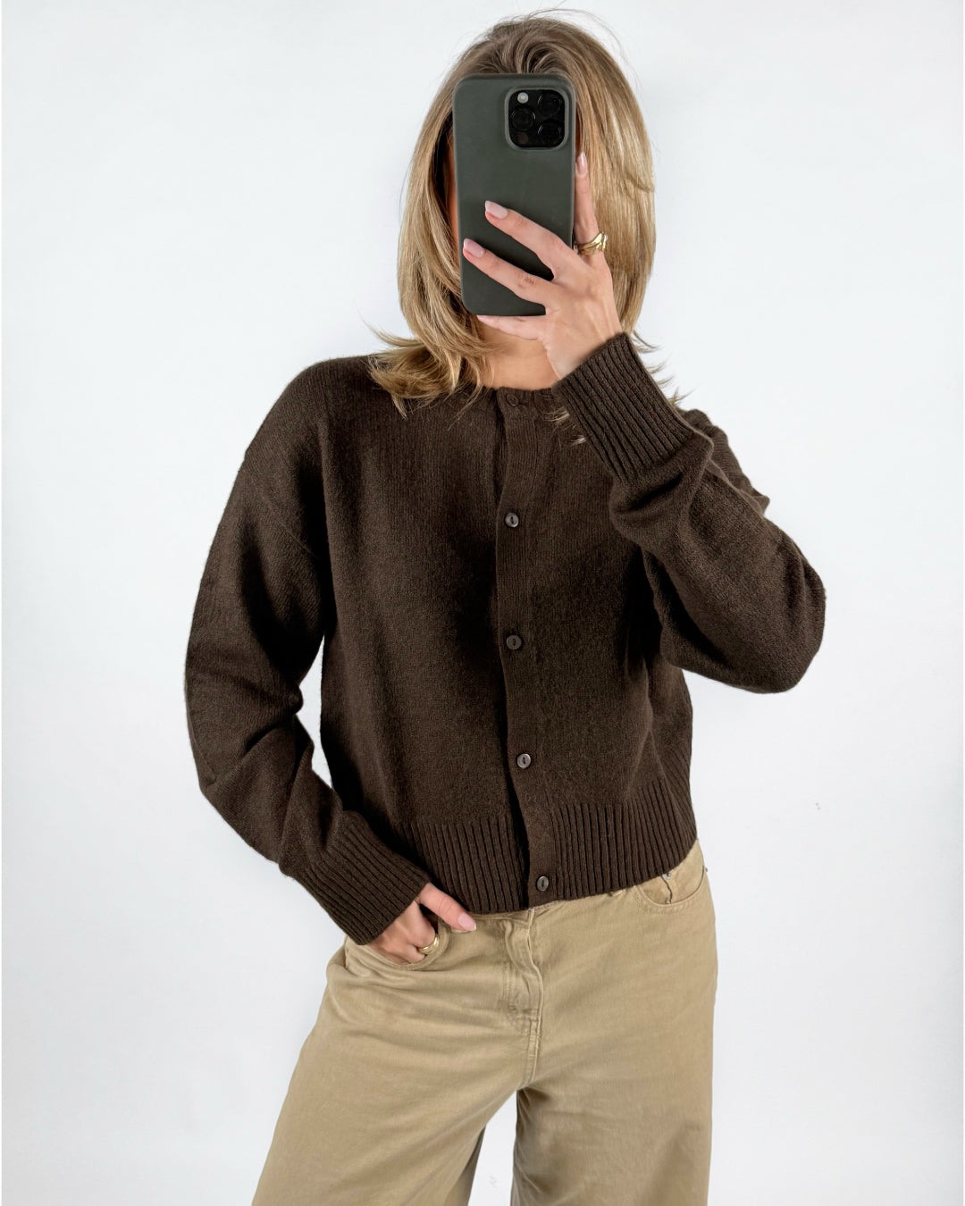 Modelfoto af pige med brun NATALIE strik cardigan, samt beige TOKYO jeans. Set forfra. Alt er fra BySofieSønderby