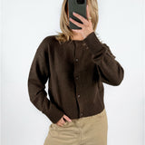 Modelfoto af pige med brun NATALIE strik cardigan, samt beige TOKYO jeans. Set forfra. Alt er fra BySofieSønderby